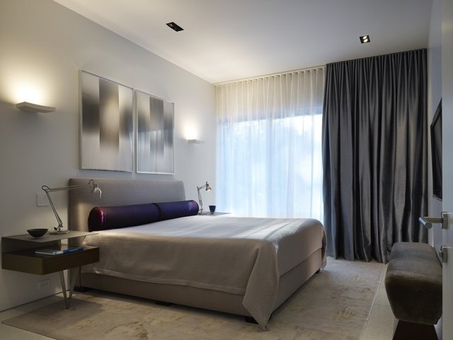 smukt-flydende-gulv-længde-gardiner-moderne-soveværelse-møblering