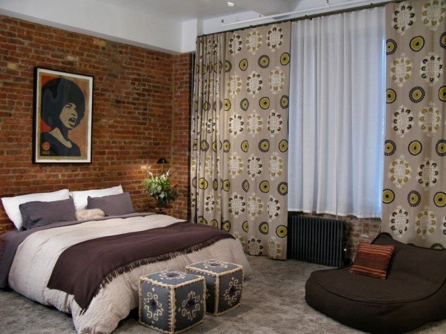 soveværelse-retro-atmosfære-rustik-mursten-væg-vindue-dekoration-gardiner