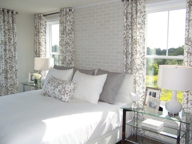 mønstret-soveværelse-gardiner-hvid-grå-blomster-ornamenter-vinduesbeskyttelse