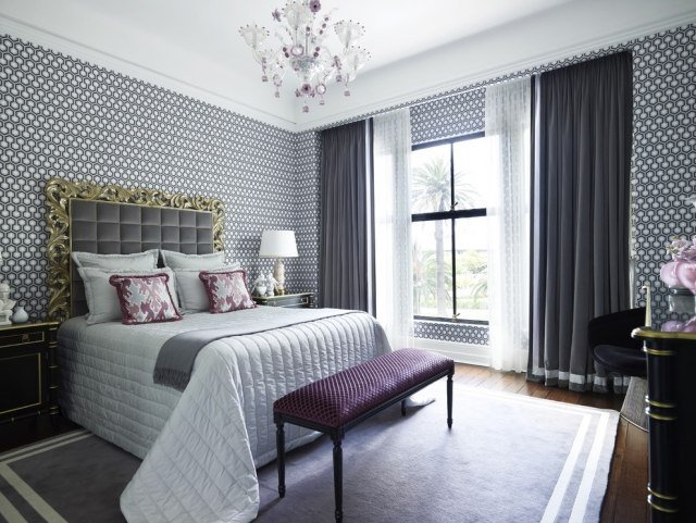 farver-soveværelse-akromatisk-tapet-mønster-fine gardiner