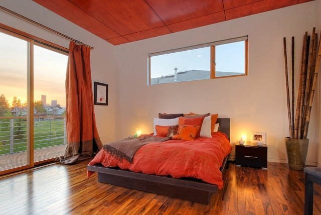 gulvlængde-uigennemsigtig-soveværelse-gardiner-rød-brun-lak-trægulv