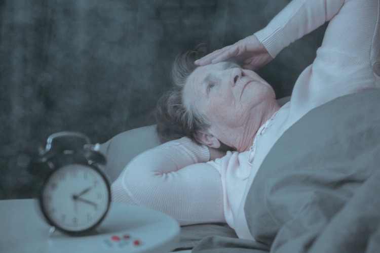 ældre kvinde lider af søvnløshed midt om natten