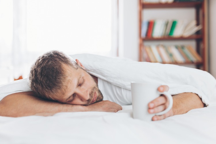 mand med kop i hånden falder i søvn hurtigt hjemmemedicin