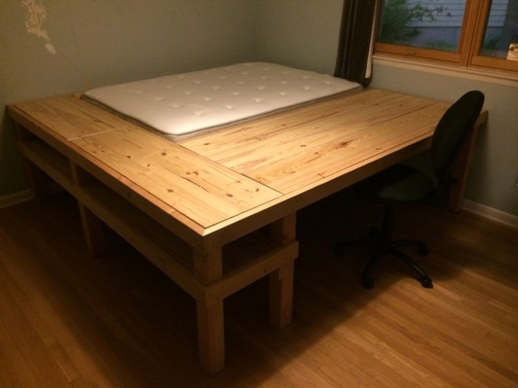 Træ-rå-skrivebord-bygge
