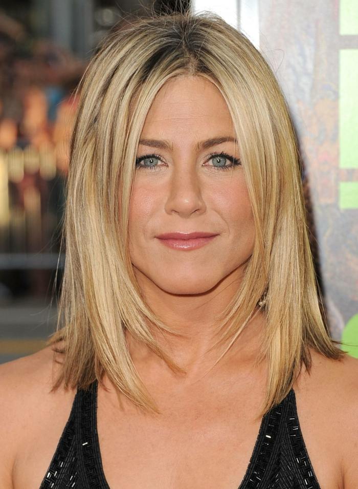 jennifer-aniston-blond-haircut-skulderlængde