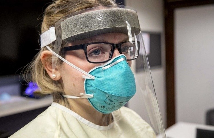 Ansigtsbeskyttelse DIY med åndedrætsværn til mennesker, der bruger briller