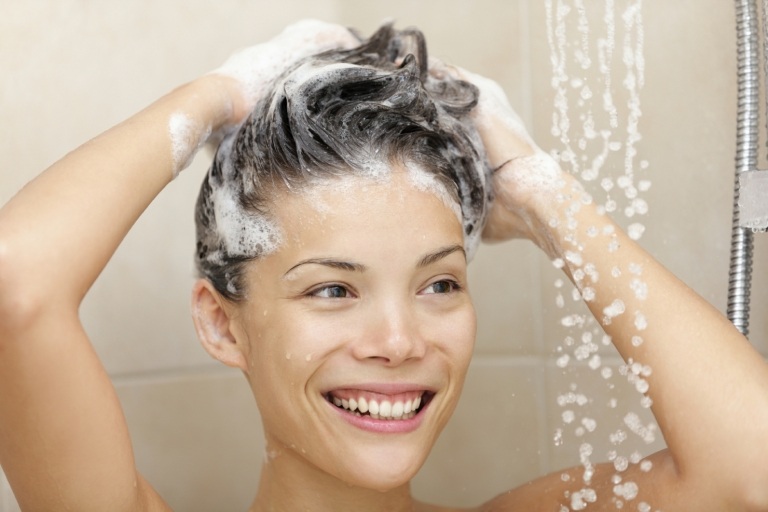 Sort sæbe shampoo hjemmemedicin sommer solcreme hårmaske kakaosmør