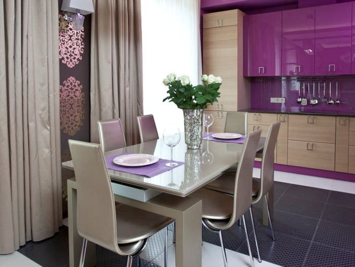 Design bucătărie gri-violet cu pardoseală ceramică