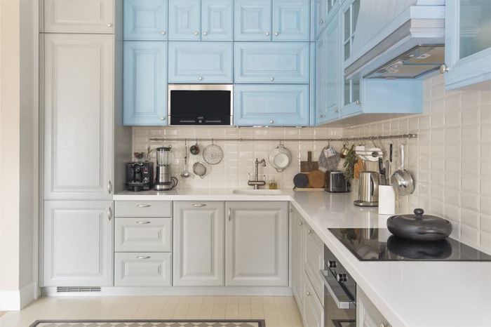 Combinația de gri cu albastru într-o bucătărie mică