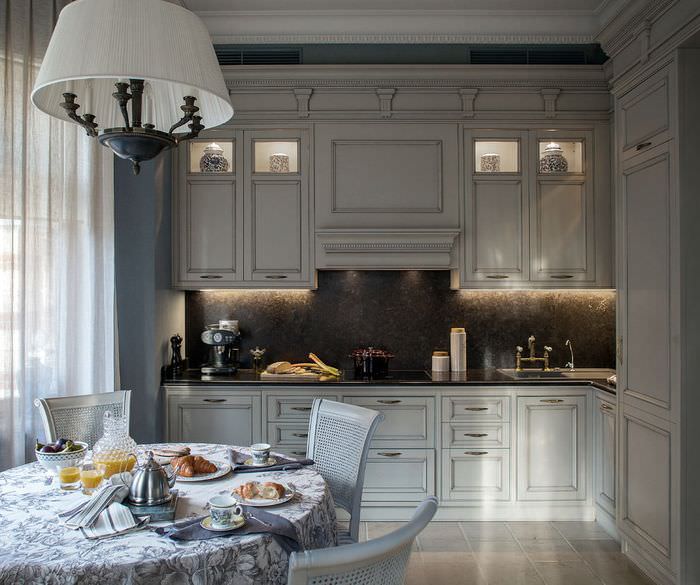 Eckgarnitur in Grau in einer klassischen Küche