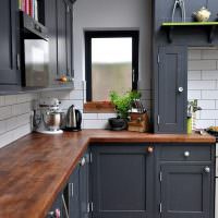 Küchengarnitur aus Holz mit grauen Türen