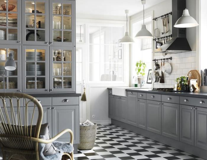 Schwarz-weiß karierter Boden in der Küche mit grauem Set