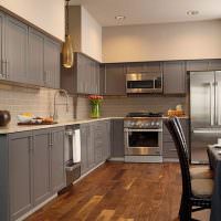 Holzboden in grauer Küche