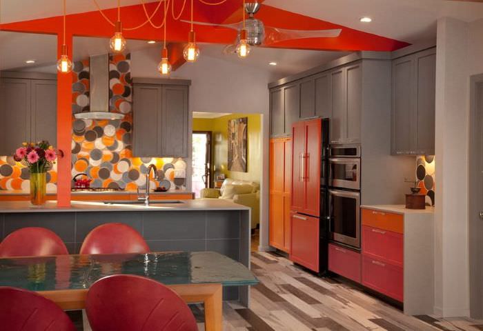 Die Kombination von Rot mit Grau im Inneren der Küche