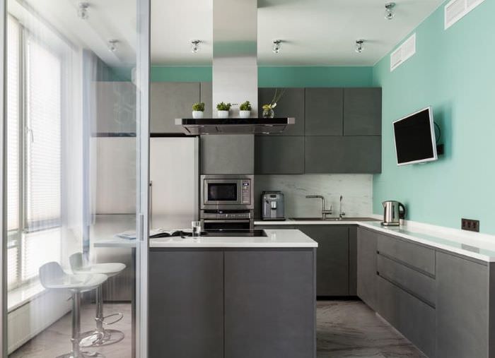 Türkisfarbene Wand in der Küche mit grauem Set