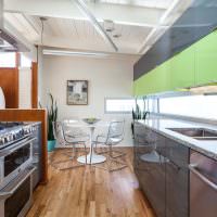 Ξύλινη οροφή στην κουζίνα ενός εξοχικού σπιτιού