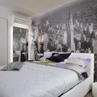 bilde av et soverom med grått tapet