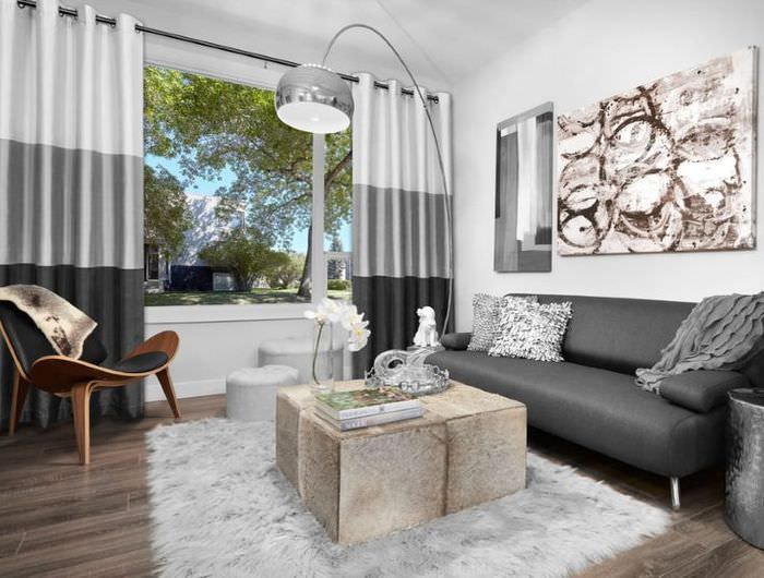 Moderný dizajn obývačky so sivými závesmi