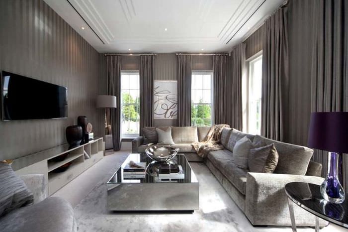 Rohový interiér obývačky so sivými závesmi