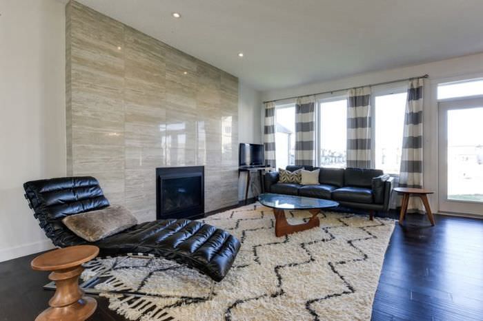 Interiér veľkej obývačky so sivými pruhovanými závesmi