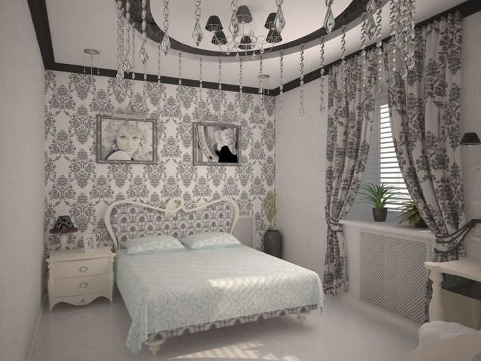Nástenná dekorácia s obrazmi v spálni so sivými závesmi