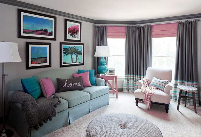 Dizajn miestnosti so sivými a ružovými závesmi