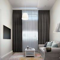 Dizajn malej obývačky s tmavosivými závesmi