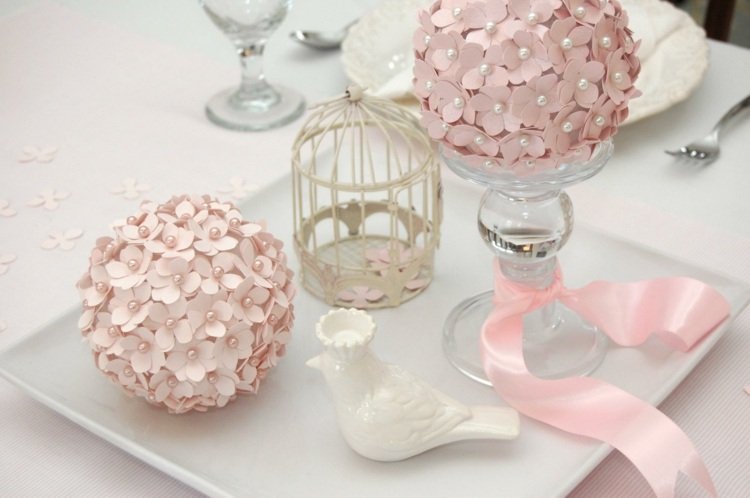 shabby chic dekoration blomster-papir-perler-lysestage-tallerken-hvid-pink-bord dekoration-gør-det-selv