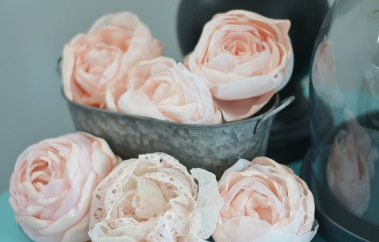 lurvet-chic-dekoration-lav-selv-roser-blomster-blonder-stof-pink-hvidt-glas-metal-skål