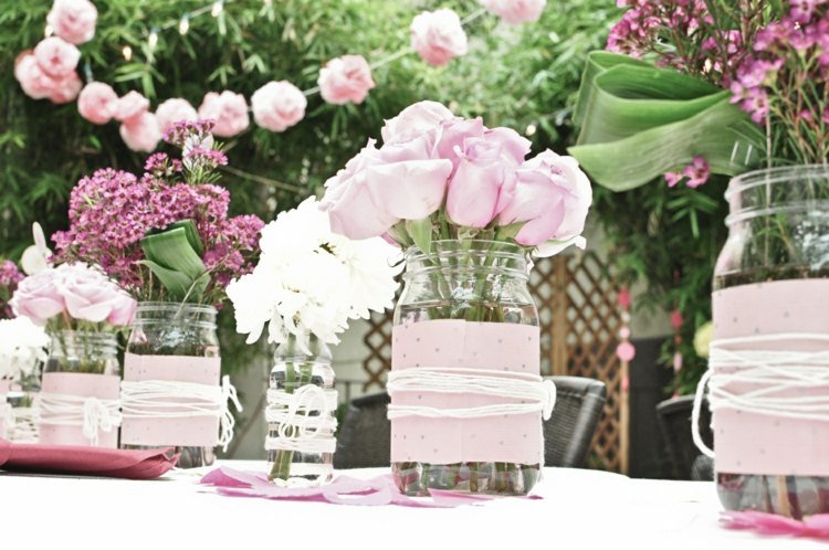 Lurvet-chic-dekoration-gør-det-selv-bord-dekoration-bryllup-murer krukker-blomster-roser-have