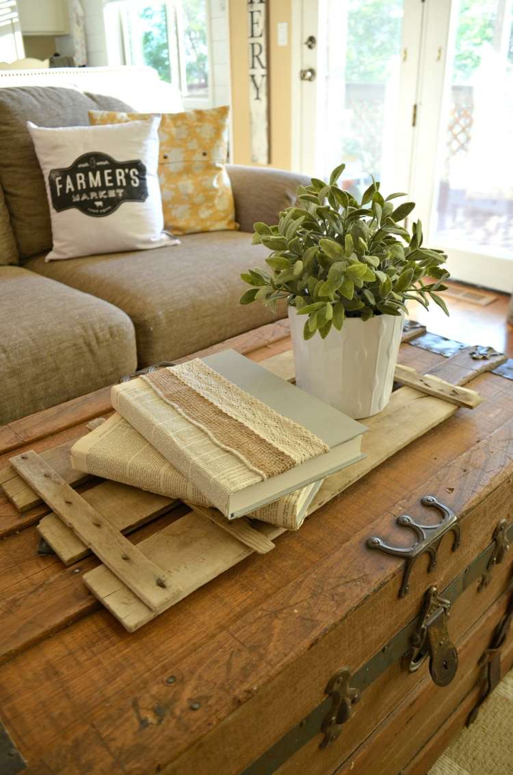 lurvet-chic-dekoration-bord-dekoration-gør-det-selv-stue-bøger-bog-sider-blonder-stick-på-potteplante