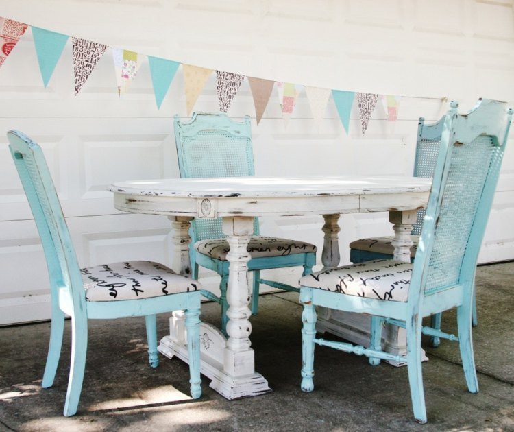 shabby-chic-dekoration-have-bord-stole-pastel-farver-blå-pink-væg-dekoration-stof-flag-trekanter-kæde