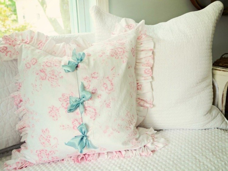 Lurvet-chic-dekoration-lav-selv-smid-puder-sy-hvid-pink-blomst-mønster-buer-satinbånd
