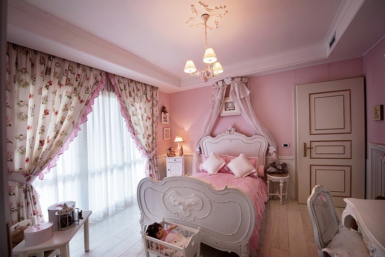 lurvet-chic-soveværelse-møblering-børneværelse-pink-blomst-motiv