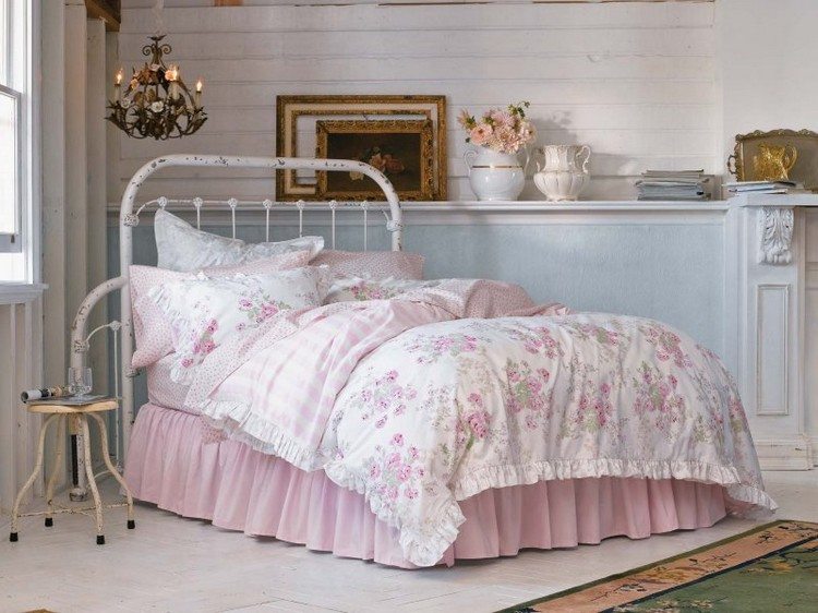 lurvet-chic-soveværelse-møblering-metal-seng-ark-blomst-motiv