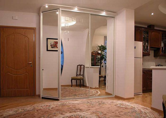 Refleksion af det indre af gangen i garderobens spejlede døre
