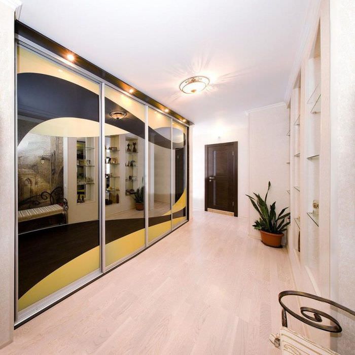 Tolószekrény tükrös ajtókkal a folyosó kialakításában
