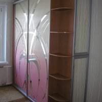 дизайн на ъглов шкаф в коридор от дърво снимка