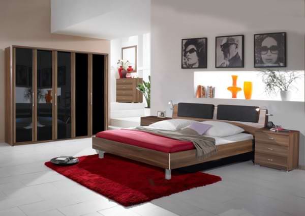 прекрасен-модерен-дизайн на спалня-с-дървен-килер-подвиг-лъскав-тъмно-стъклено-врата-и-дървена рокля-шкаф-и-огледало-915x646