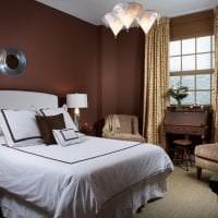 helles Schlafzimmerdekor in schokoladenfarbenem Bild