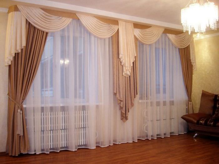 Dekorácia so závesmi do obývačky s dvoma oknami