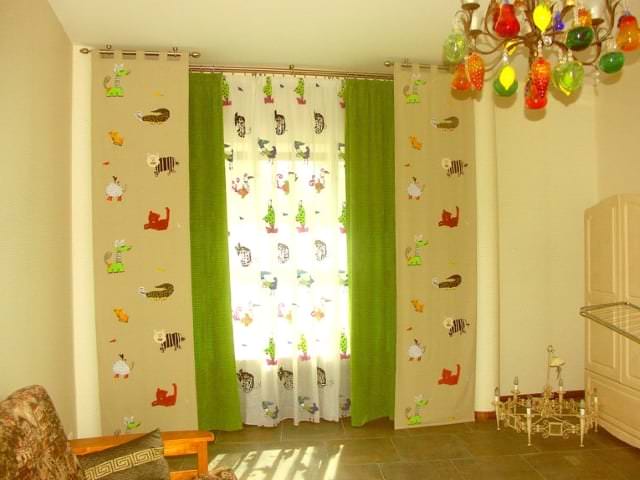 Hellgrüne Vorhänge im Kinderzimmer für einen Jungen