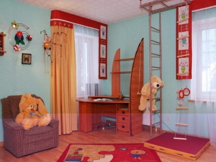 Orangefarbene Vorhänge im Kinderzimmer für einen Jungen