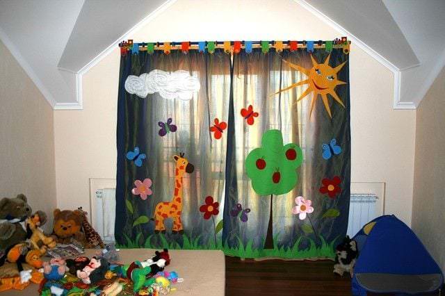 Vorhänge mit bunter Dekoration im Kinderzimmer für einen Jungen