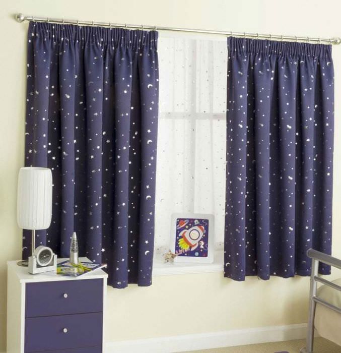 Blaue Vorhänge im Kinderzimmer für einen Jungen