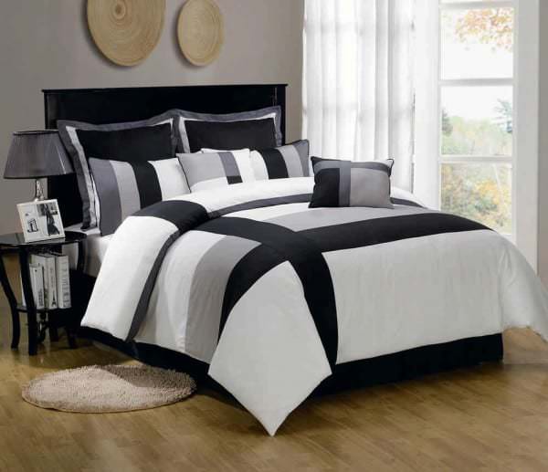 Queen-Bed-Comforter-Sets-mintás-fekete-fehér-és-kiegészítő-asztal-túl fehér függönyök