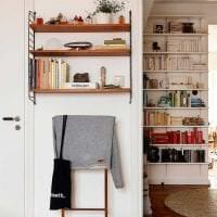 világos belső lakás egy svéd stílusú fényképen