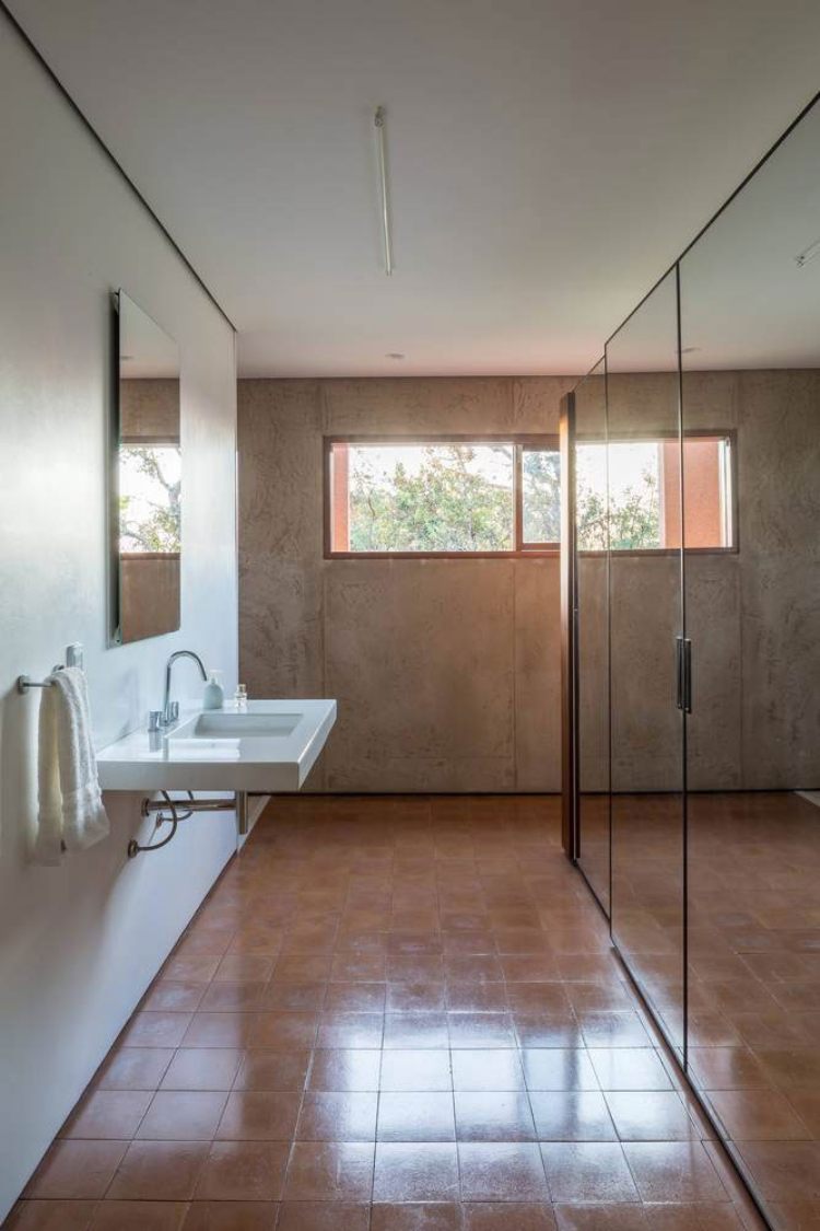 badeværelse-brun-gulv-fliser-spejlede døre