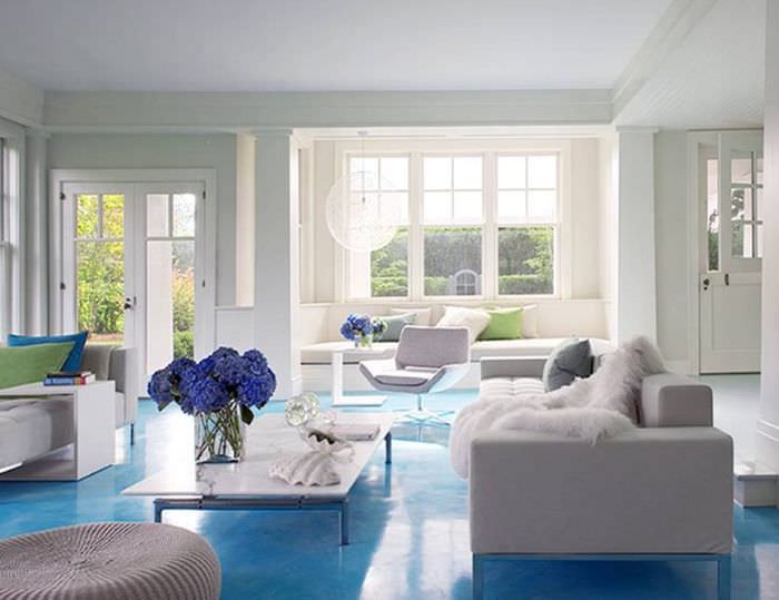 أرضية زرقاء فاتحة في غرفة معيشة حديثة في منزل خاص