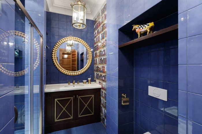 حمام داخلي ببلاط أزرق على الحائط